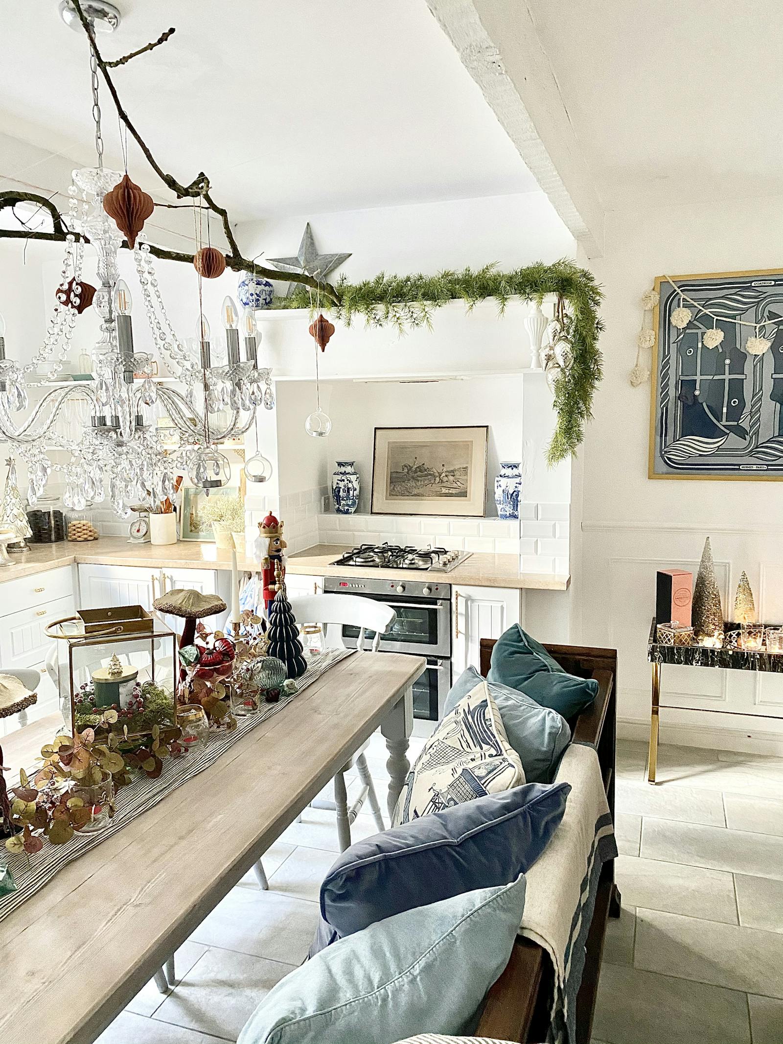 White kitchen decorated in Christmas decorations
