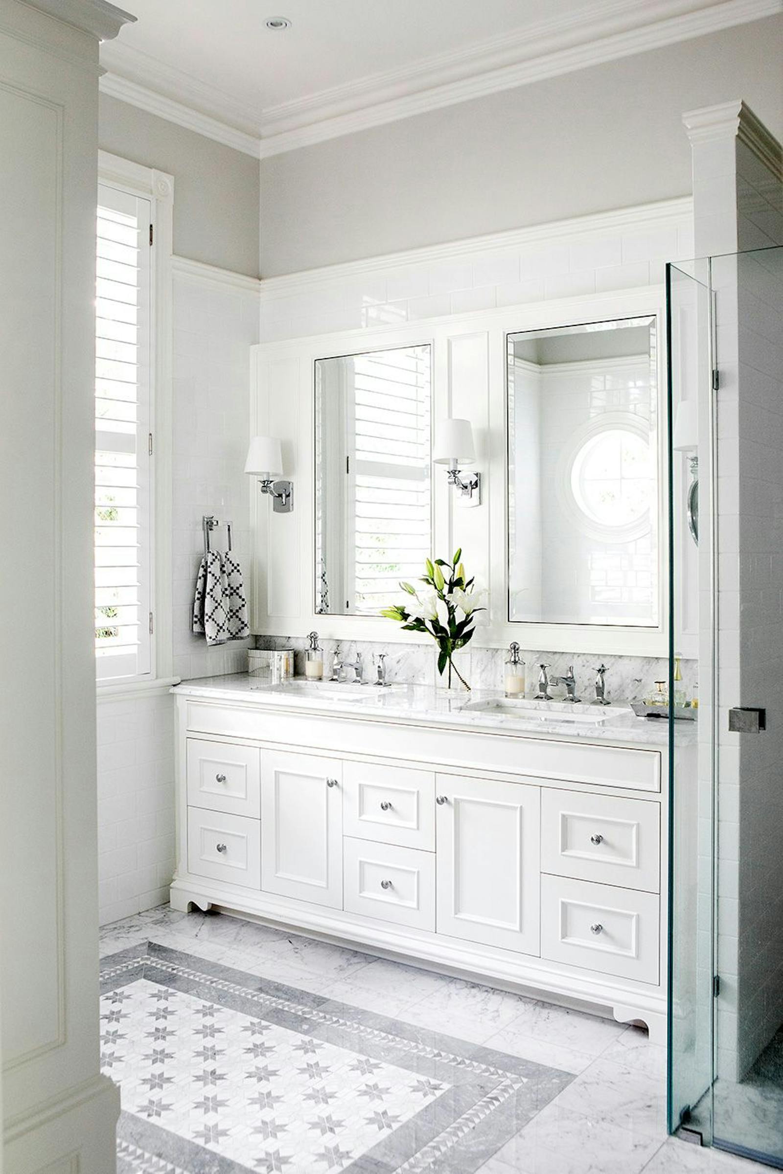 Bathroom in white with vintage cabinets and floral details