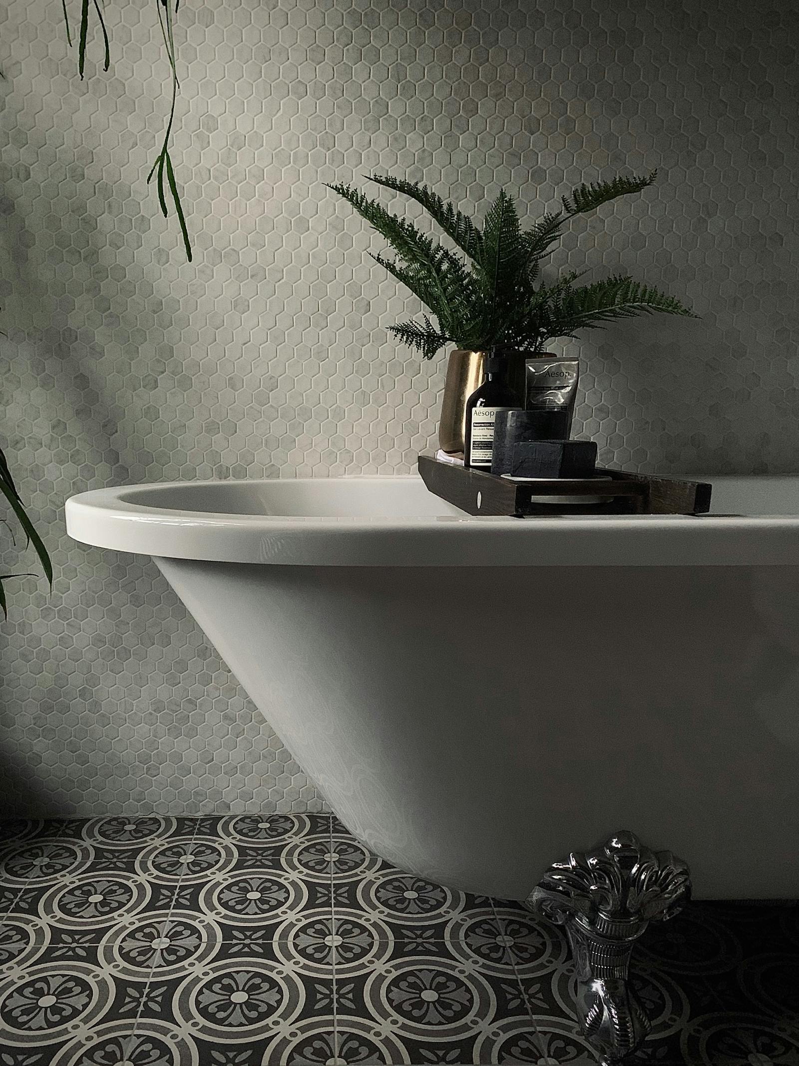 Bathtub in a tiled bathroom with some details