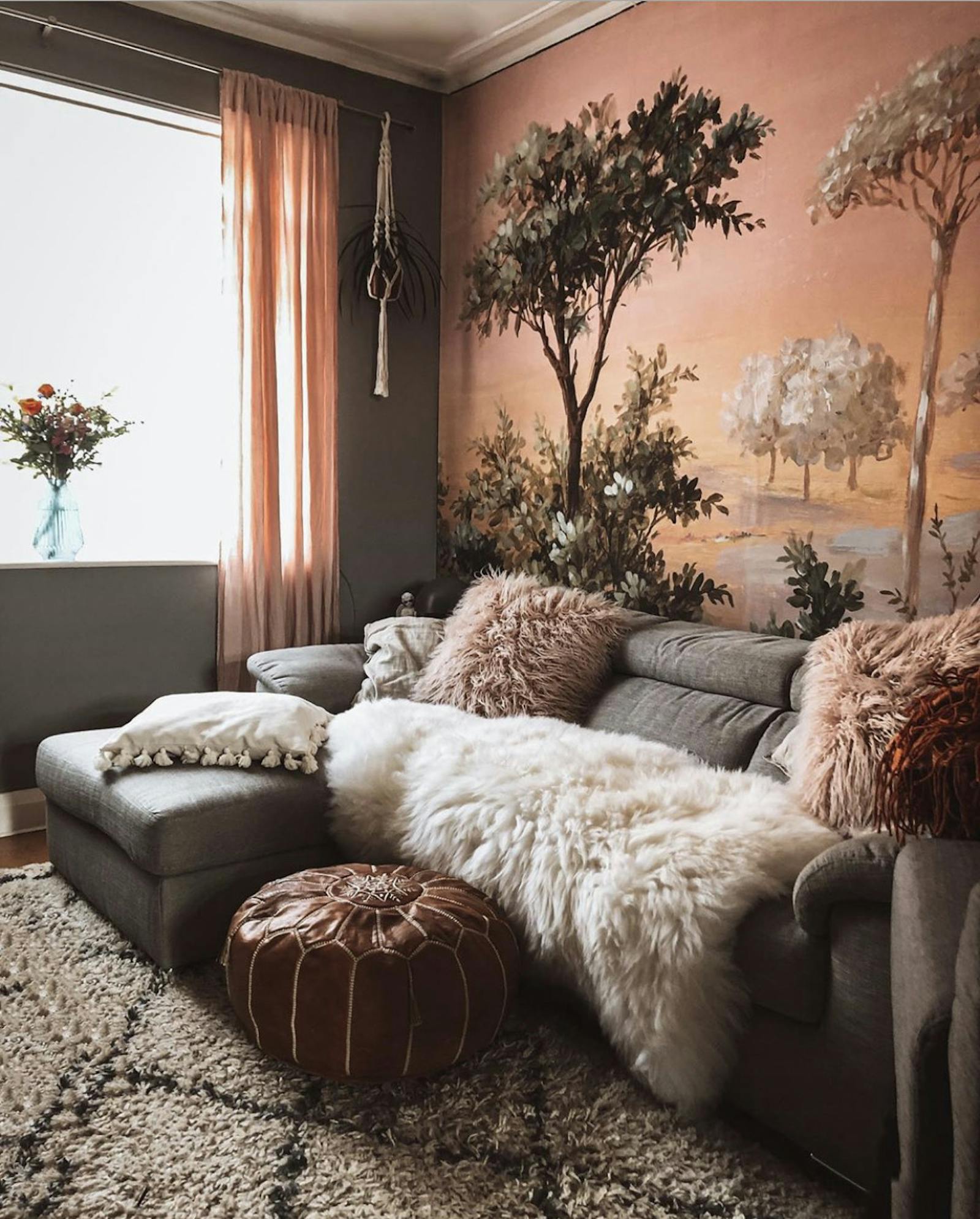Living room with an Asian-inspired wallpaper and a lot of textures