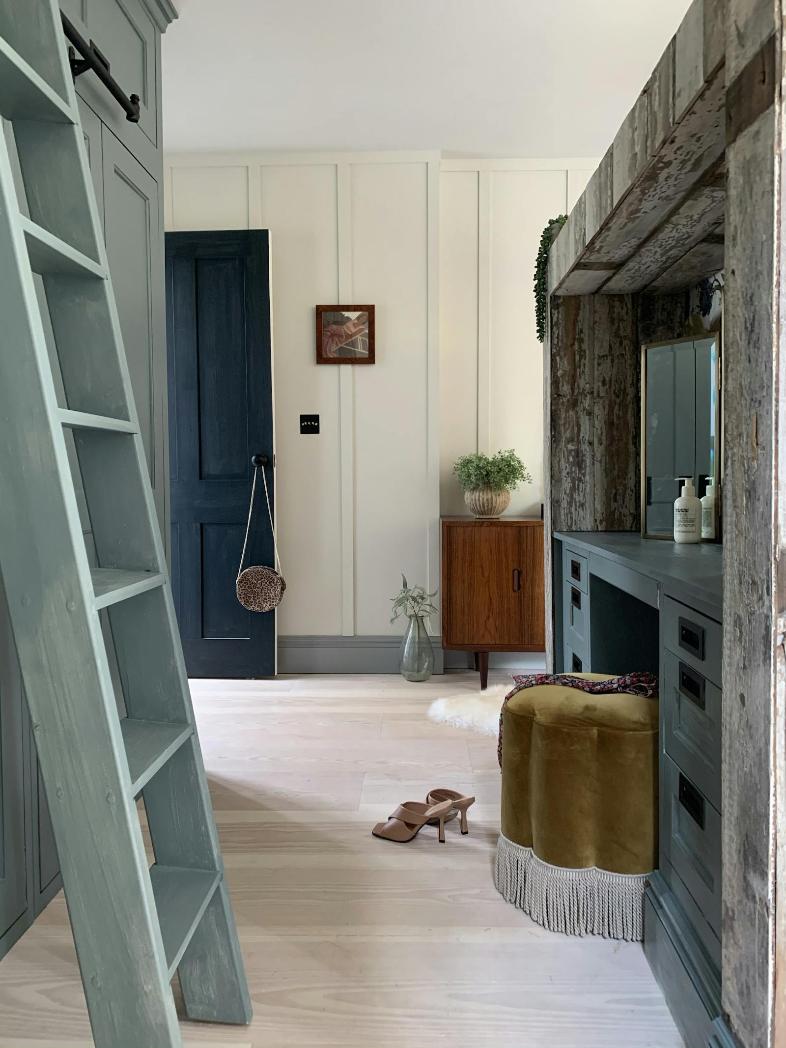 Hallway with a wooden ladder and a dressing table