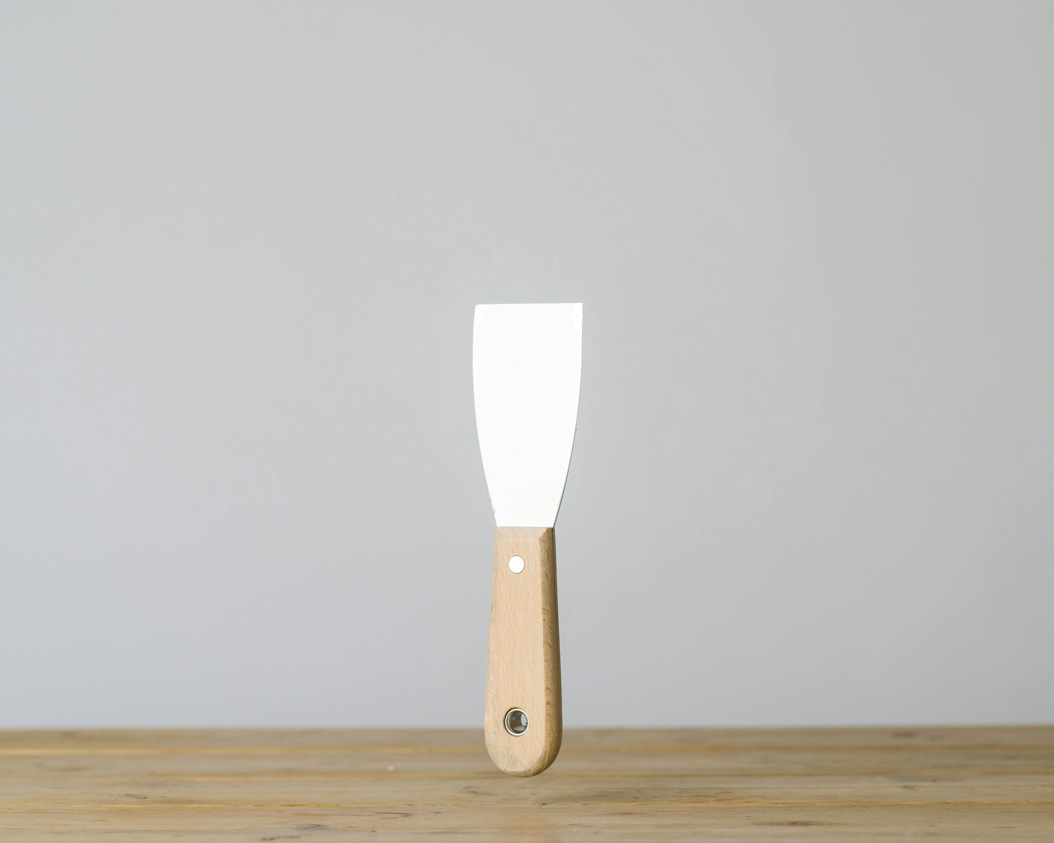 Lick wooden handle putty knife
