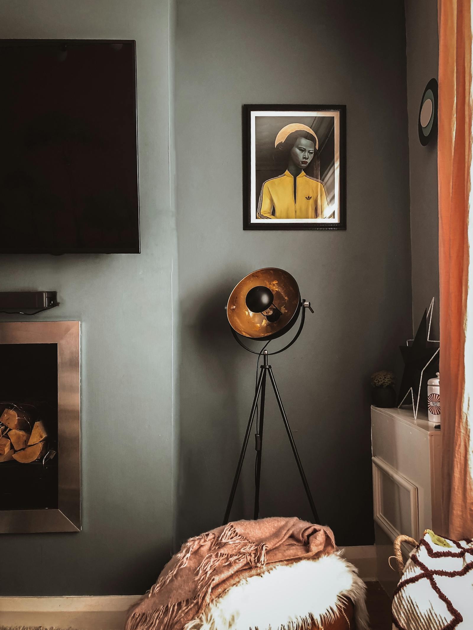 Dark grey wall with a vintage lamp and a Ross Muir art print