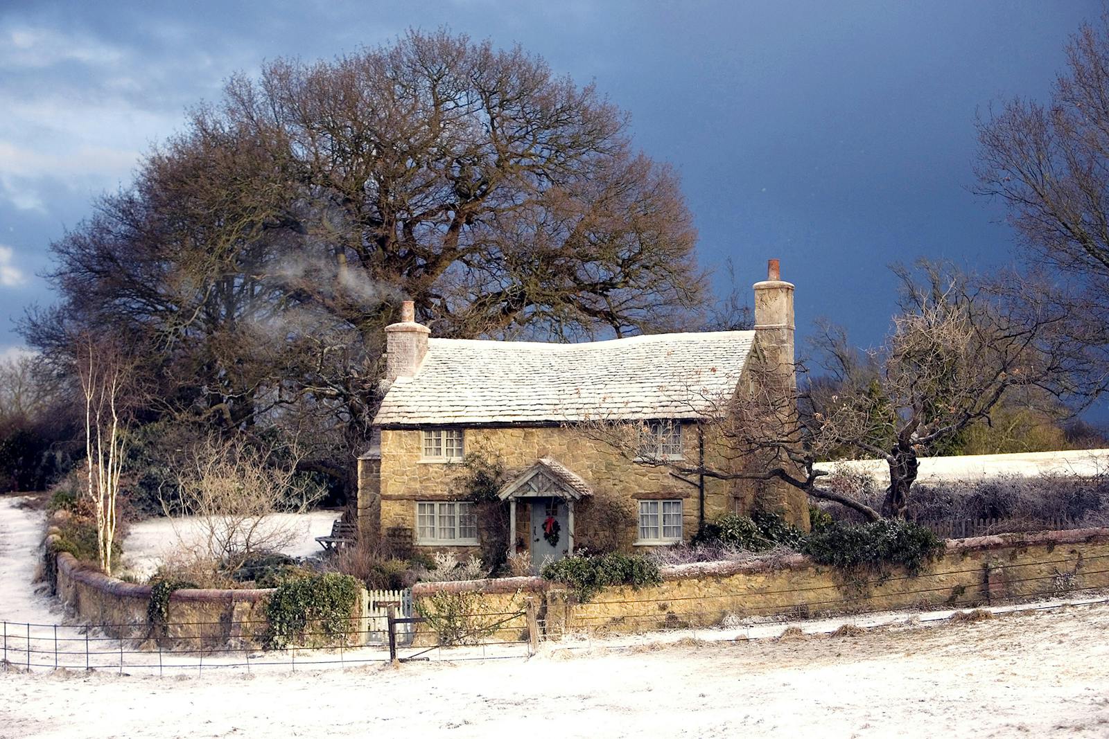 English cottage covered in snow, famous from the movie The Holiday