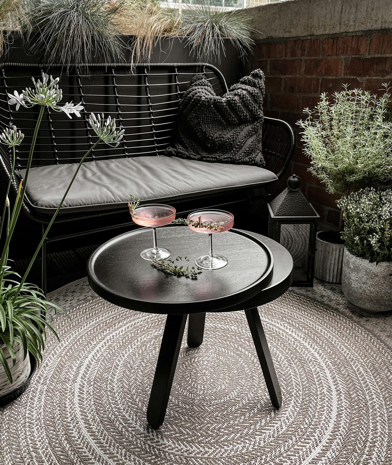 Garden area in black
