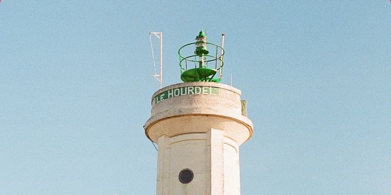 Vue d'un phare de port à Le Hourdel