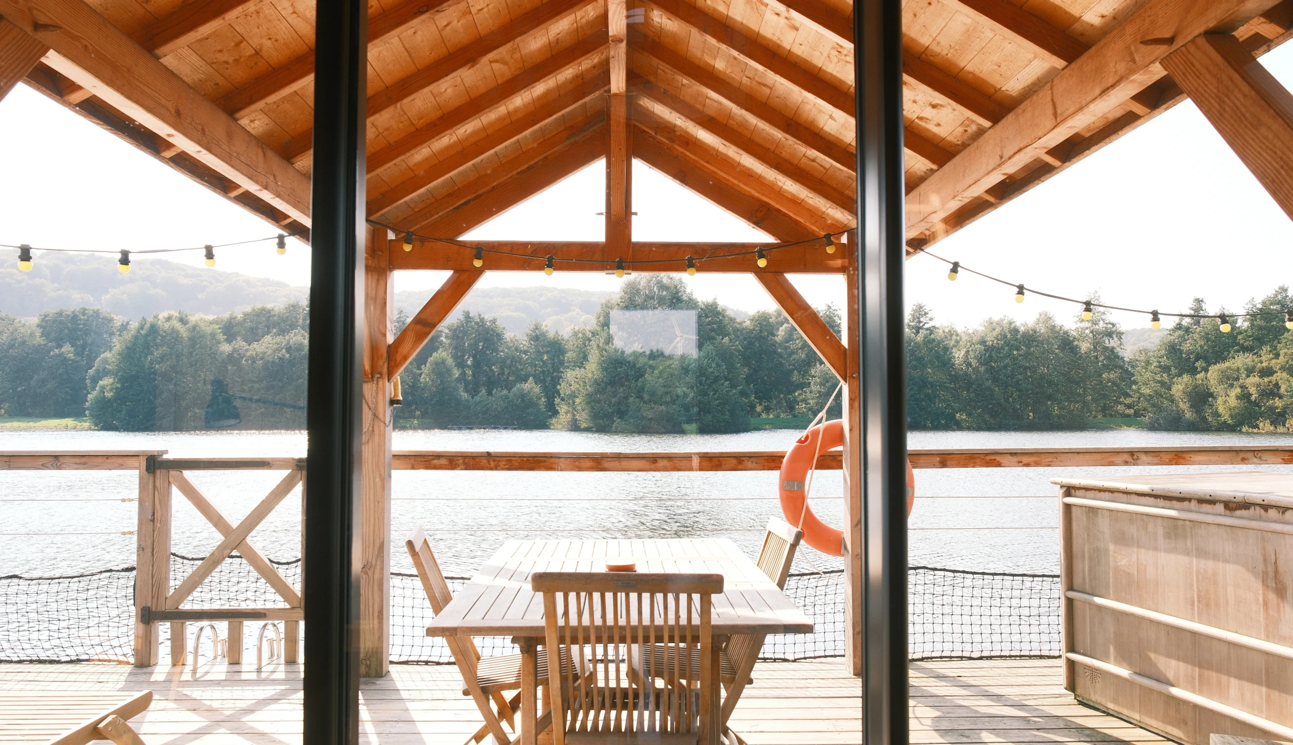Vue de la terrasse Cabane sur l'eau avec spa