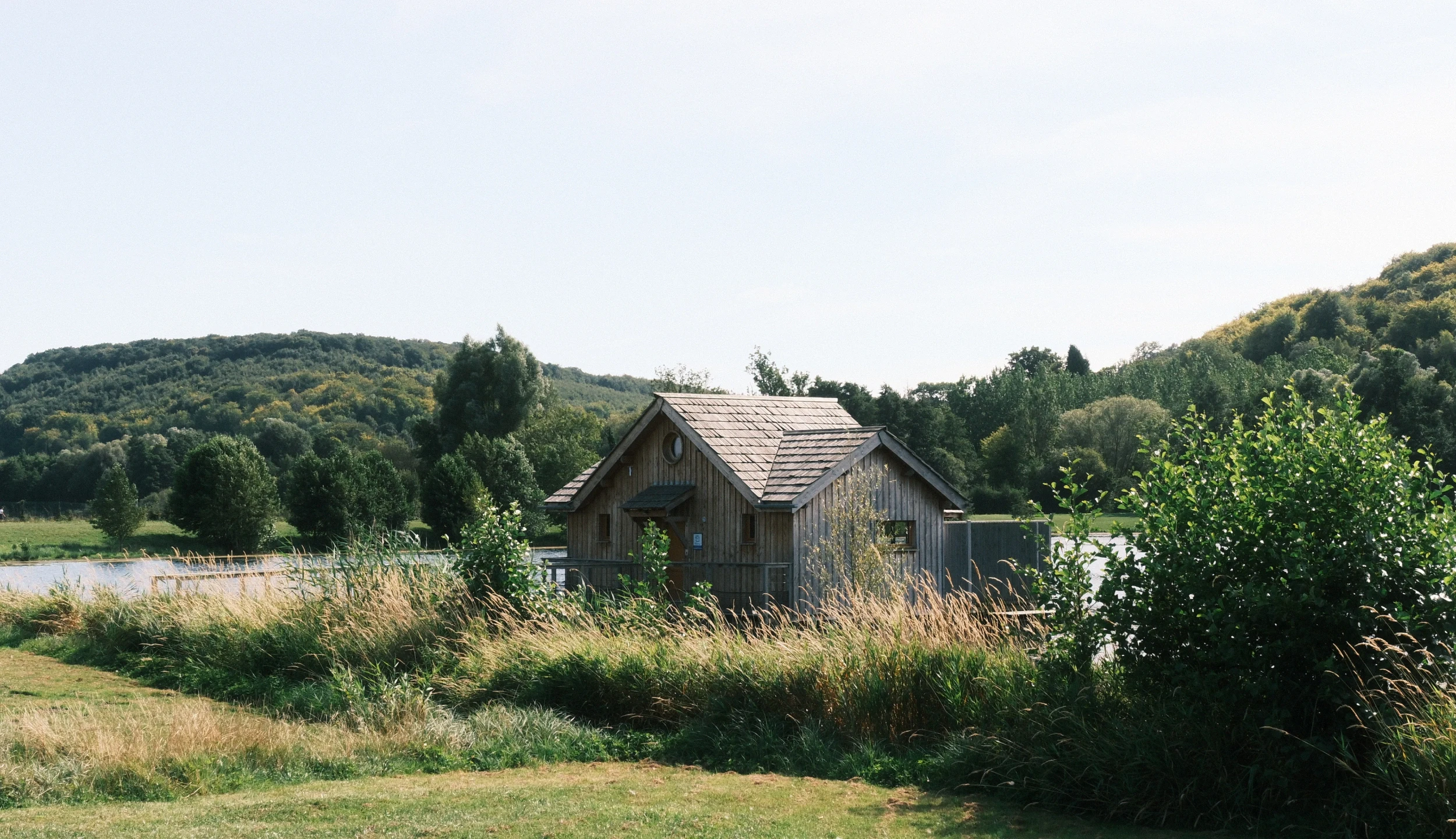 Vue de la Cabane sur l'eau avec spa depuis la berge