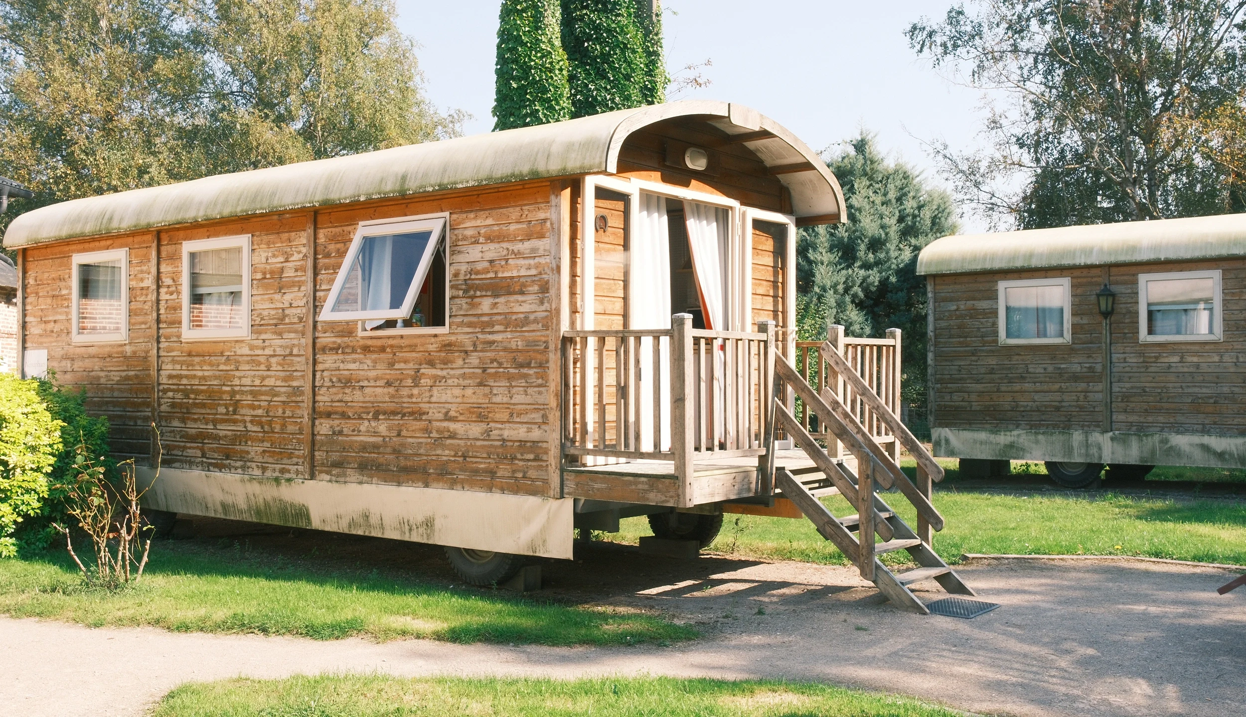 Le gîte insolite La Roulotte, véritable roulotte aménagée, au domaine du Lieudieu