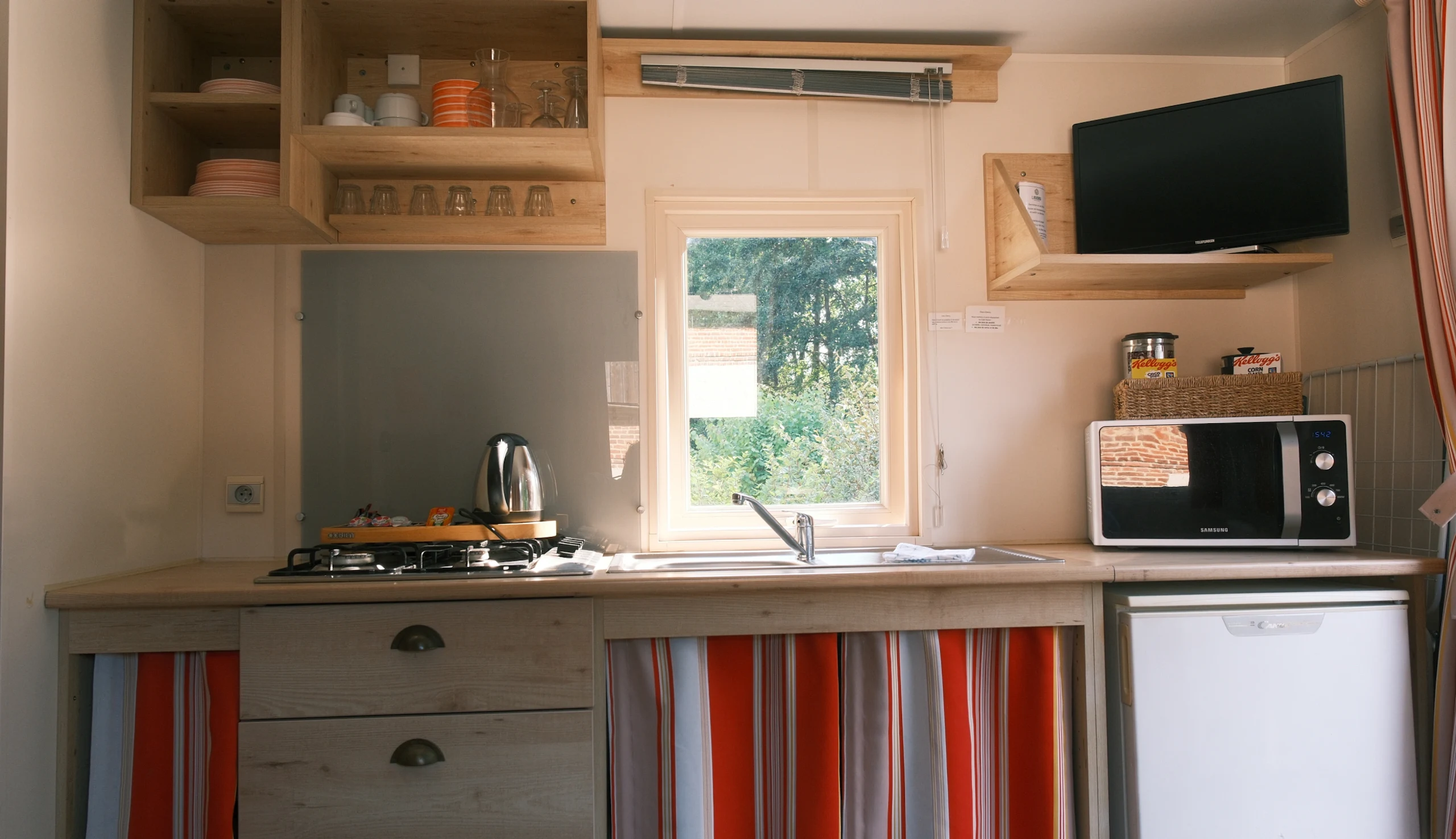 Cuisine équipée, plaque de cuisson, bouilloire électrique, micro-ondes, frigo et télévision