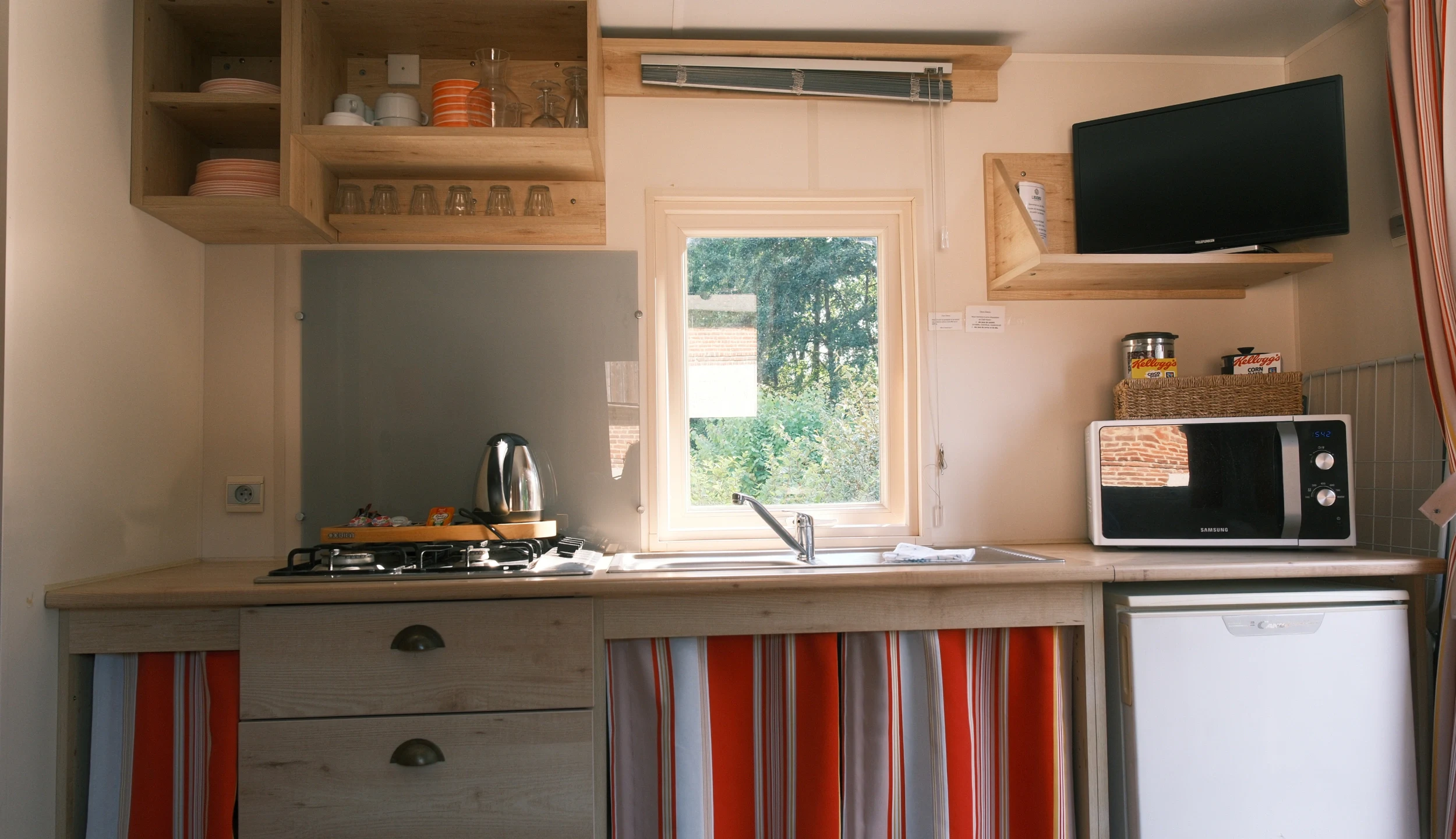 Cuisine équipée, plaque de cuisson, bouilloire électrique, micro-ondes, frigo et télévision