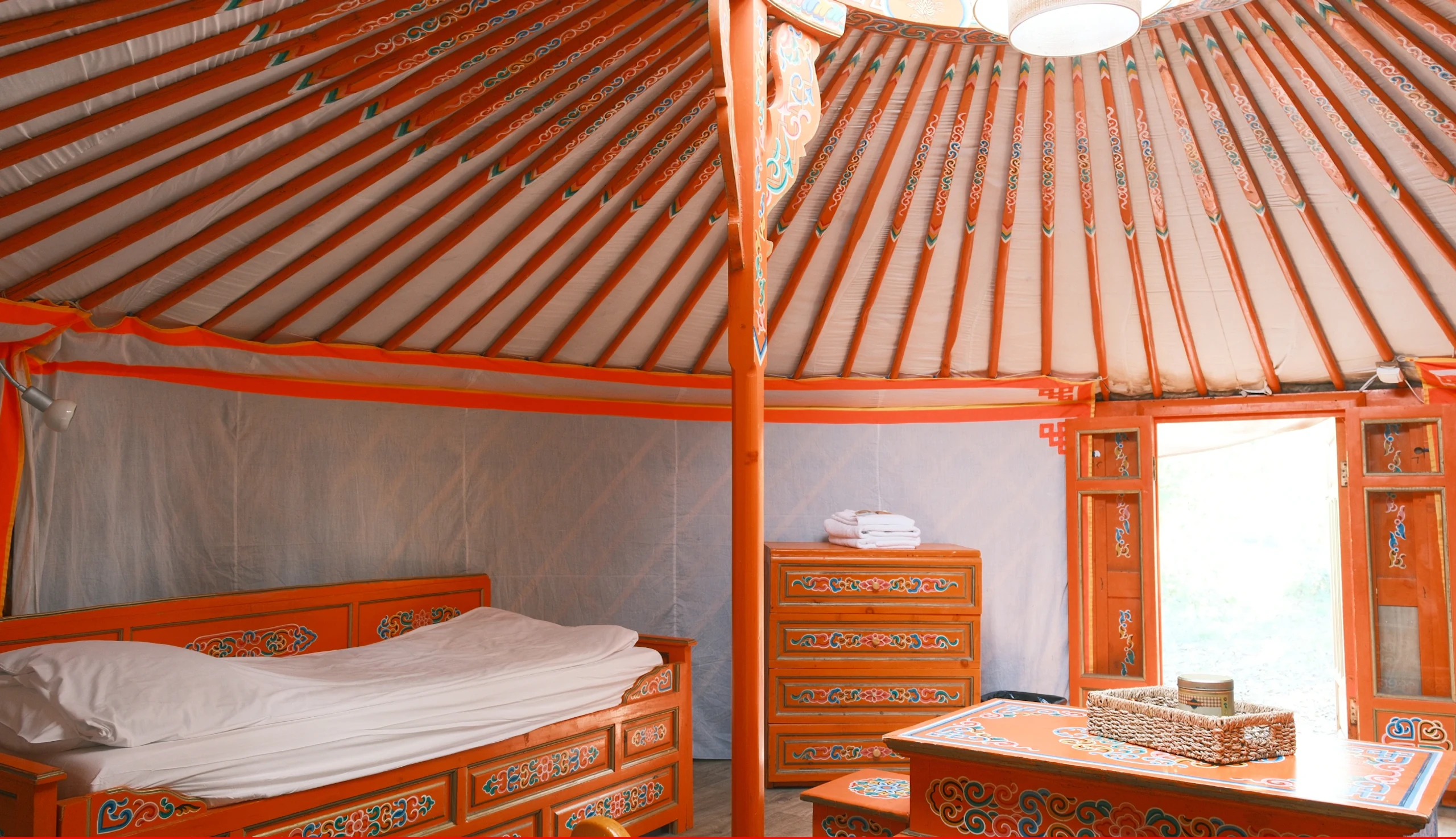 Lit simple, commode en bois, boiseries oranges