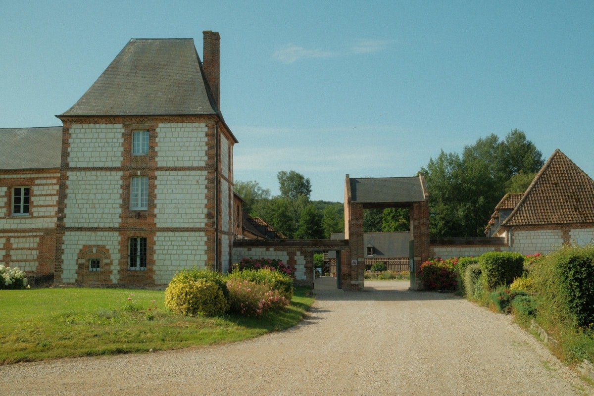 Entrée du domaine avec façade de la Maison la tour