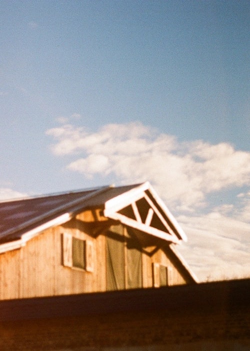 Toit de la maison Canadienne, éclairé par le soleil couchant