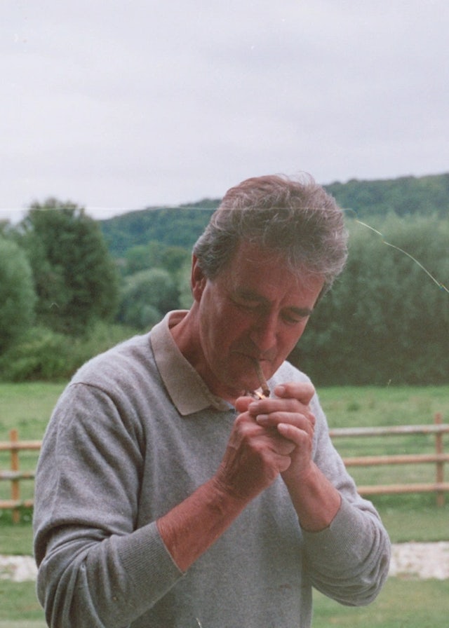 Jérôme Maillard entrain d'allumer un cigarillos