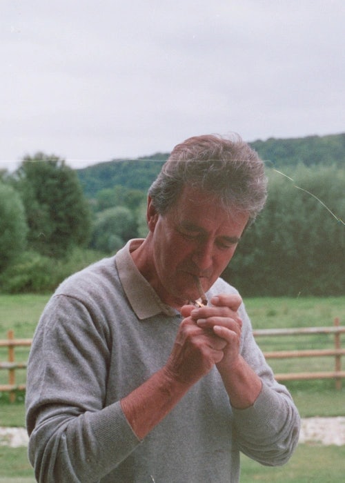 Jérôme Maillard entrain d'allumer un cigarillos