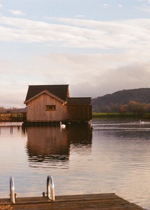 Cabane sur l'eau, couché de soleil, cygne sur l'étang