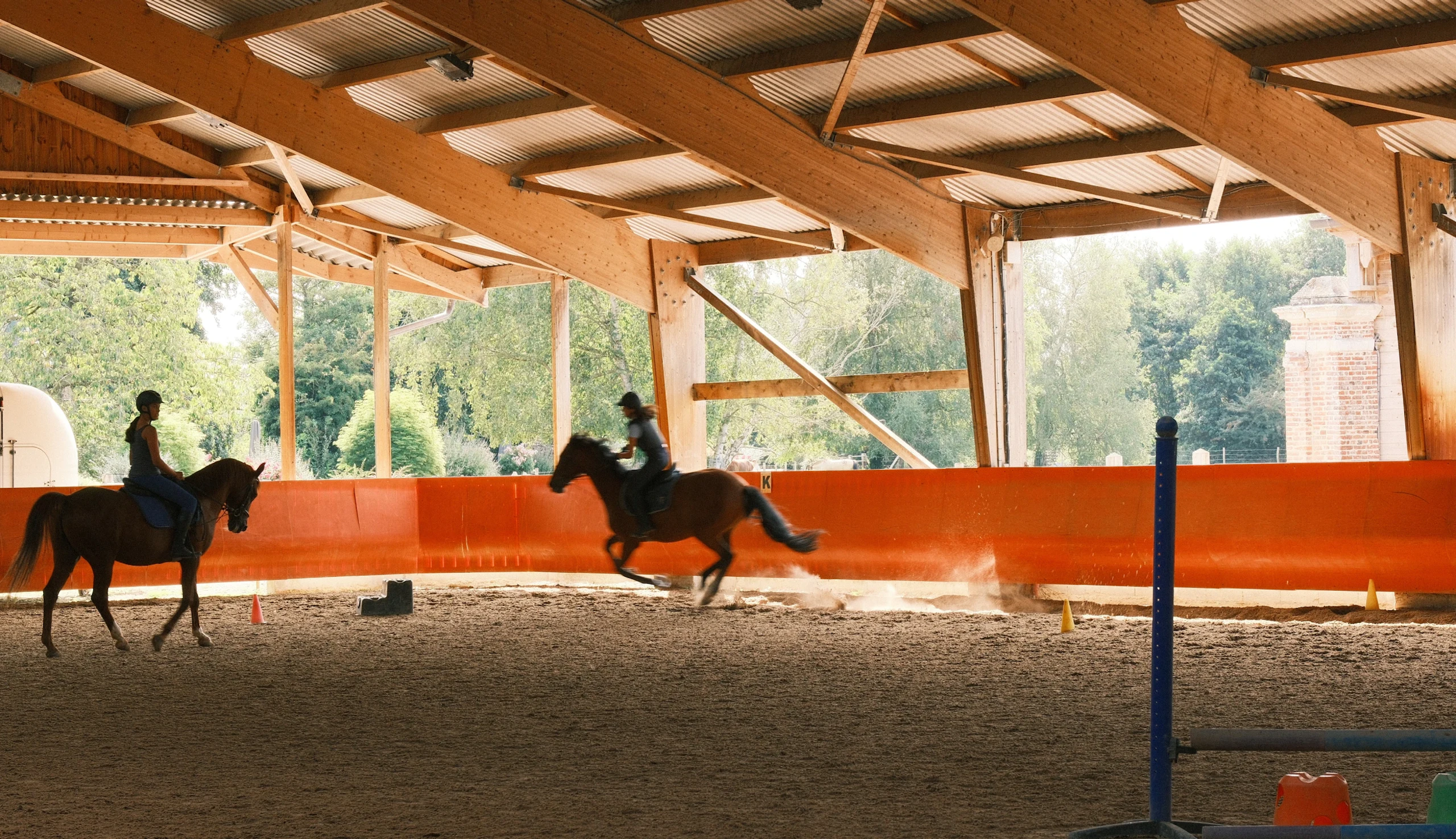 Galop en manège couvert