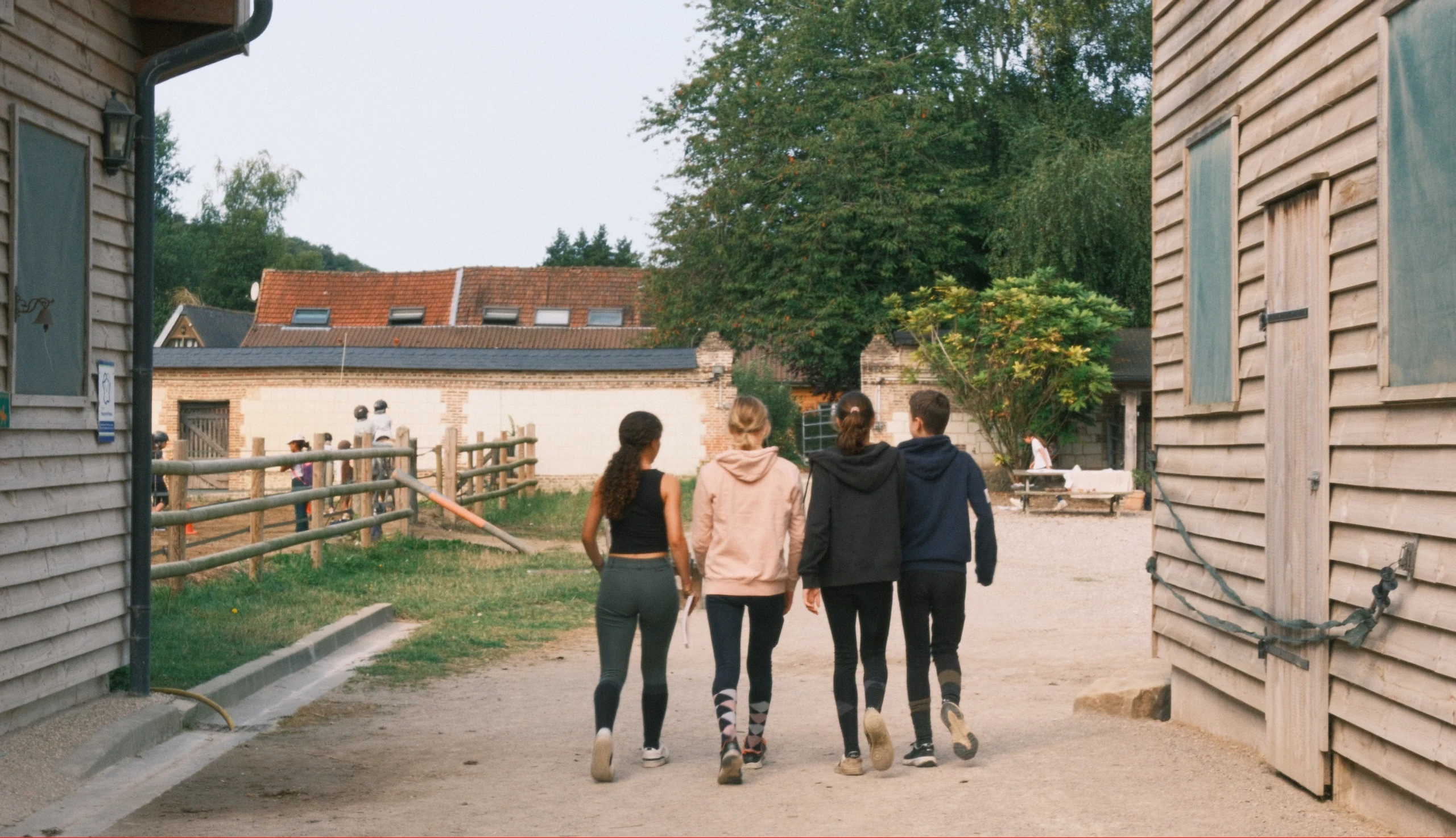 Ados marchant vers les écuries