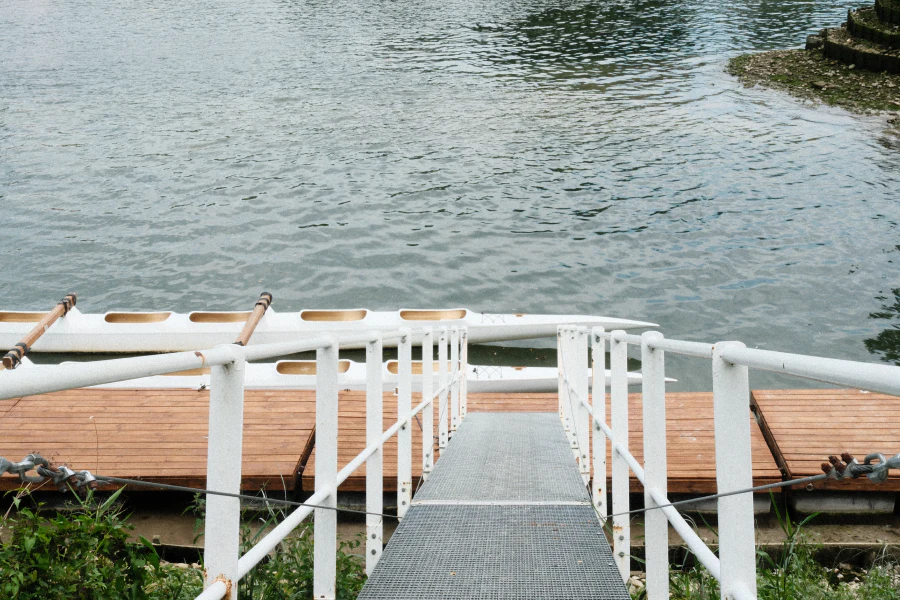 Les pirogues, canoë, de La Canoterie a quai