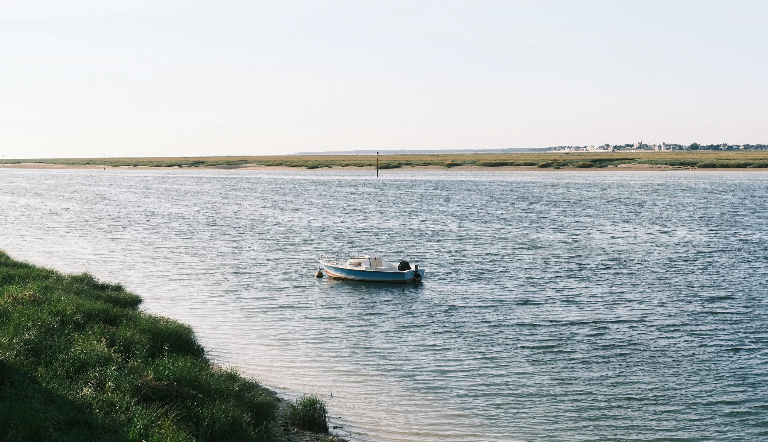 Bateau dans la Baie de Somme à l'embouchure de Saint-Valery-Sur-Somme