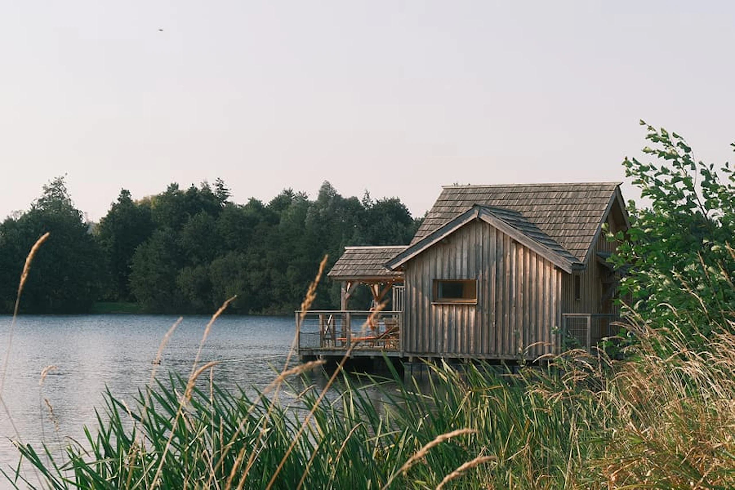 Cabin on the water with a Nordic bath at the Lieudieu estate in Beauchamps