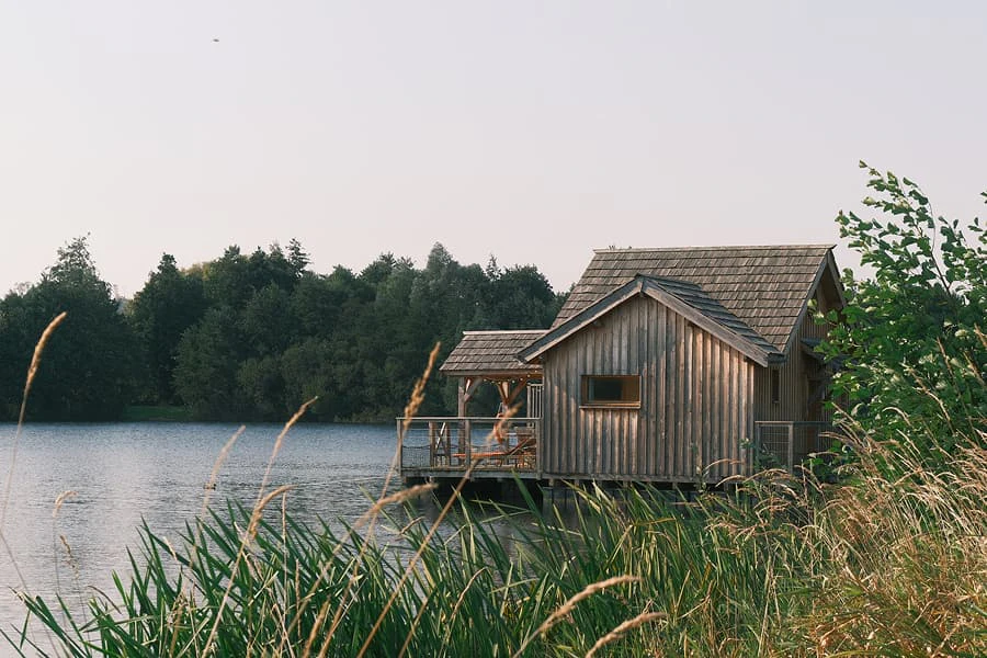 Cabane sur l'eau avec Bain nordique sur le domaine du Lieudieu à Beauchamps