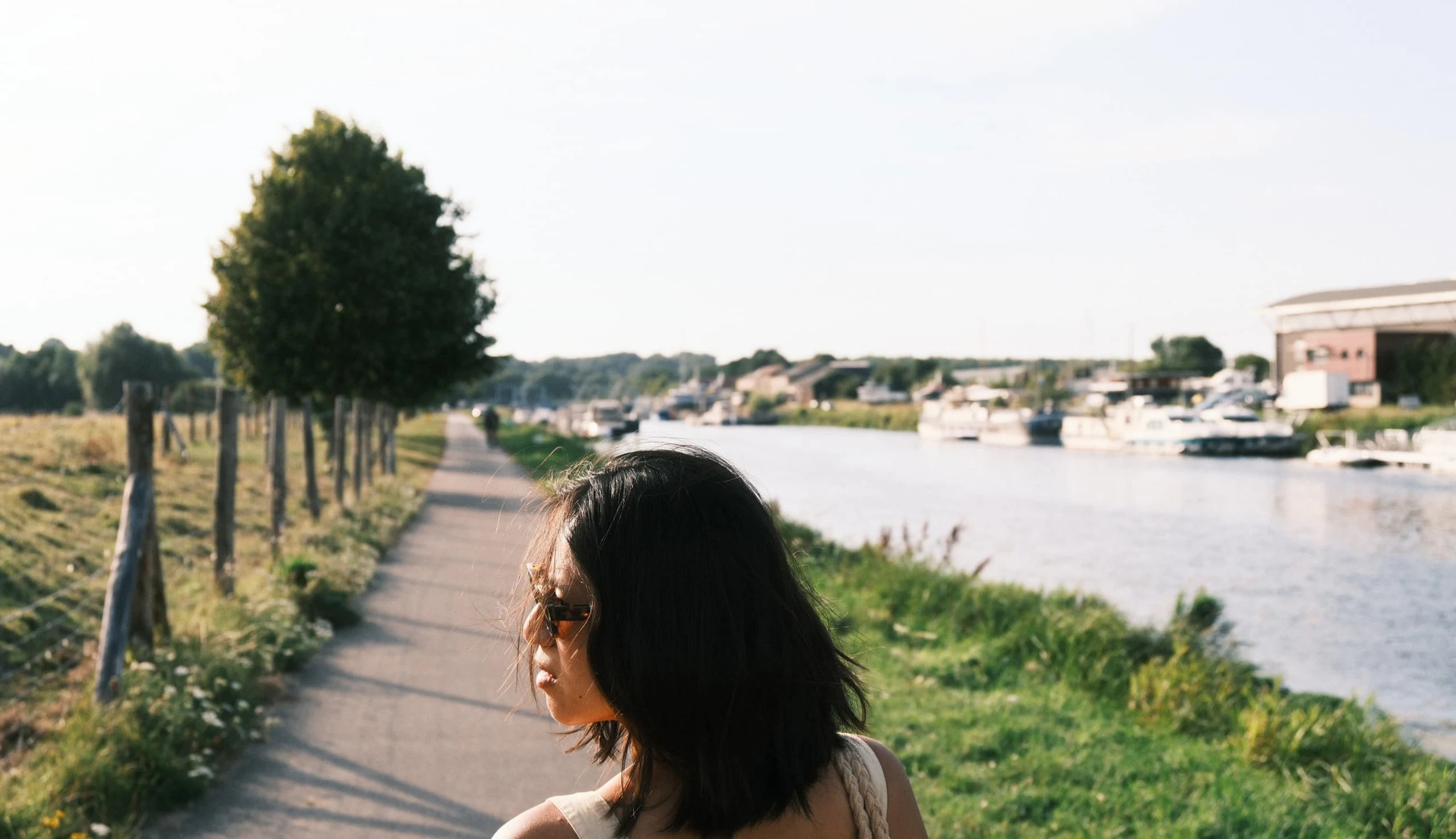 Une femme se balade le long de la Somme