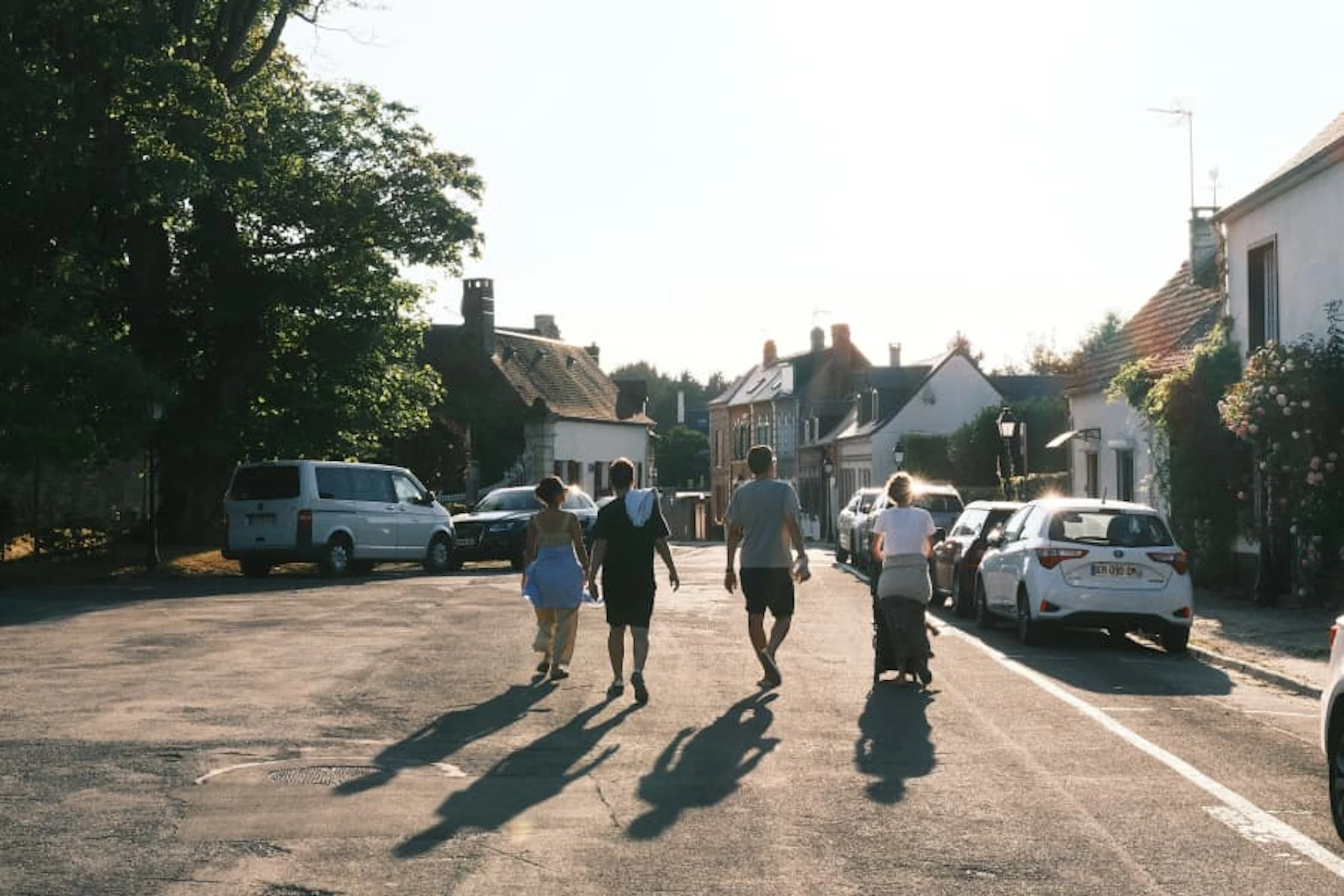 4 personnes se balade sur les hauteurs de Saint Valery sur Somme en direction de la chapel des Marins 