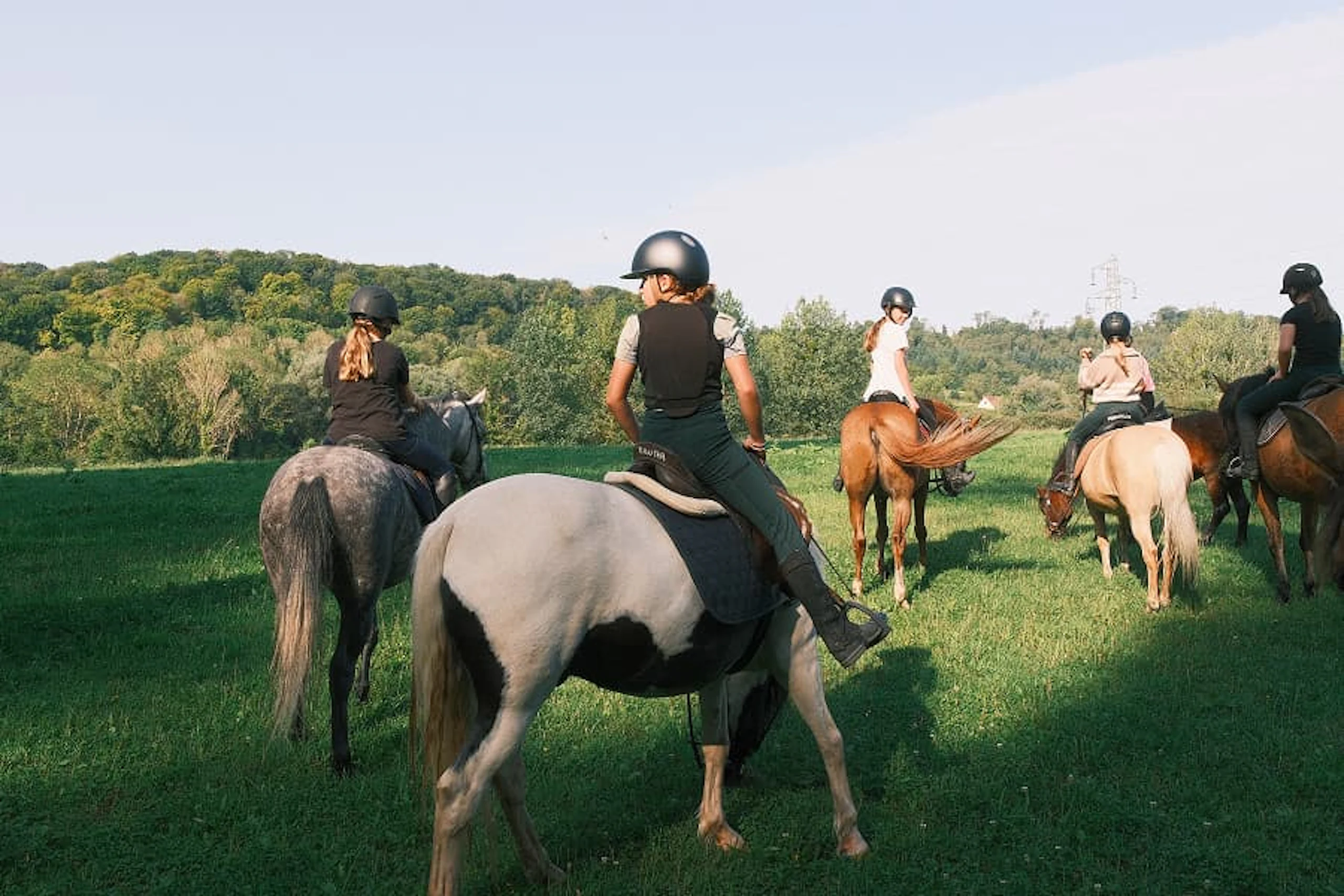 Plusieurs personnes à cheval au sein du domaine du Lieudieu