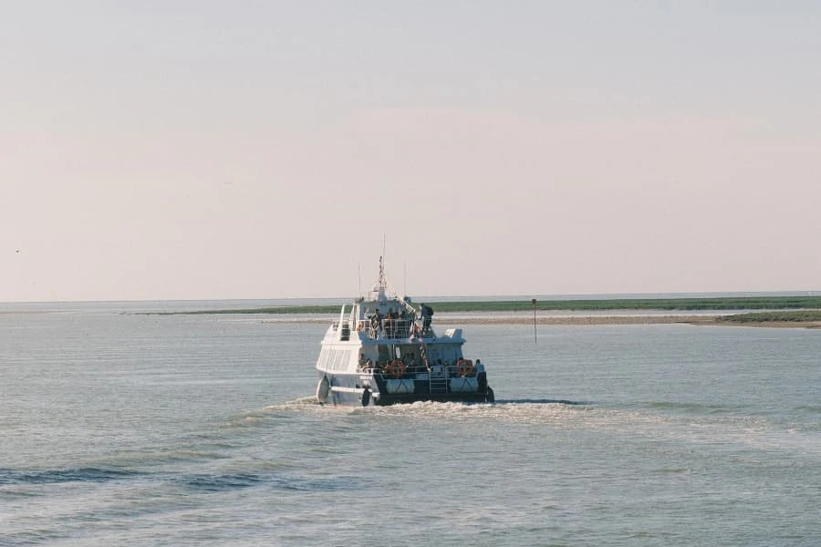 Le bateau Charcot au départ de son tour vers la découverte de la Baie et des phoques.