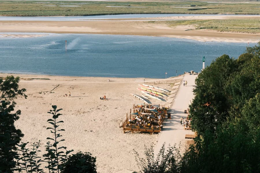 Le restaurant la buvette du mouton sur la plage de Saint Valery le long de l'embouchure de la baie. Une belle terrasse en bois, les pirogues ...