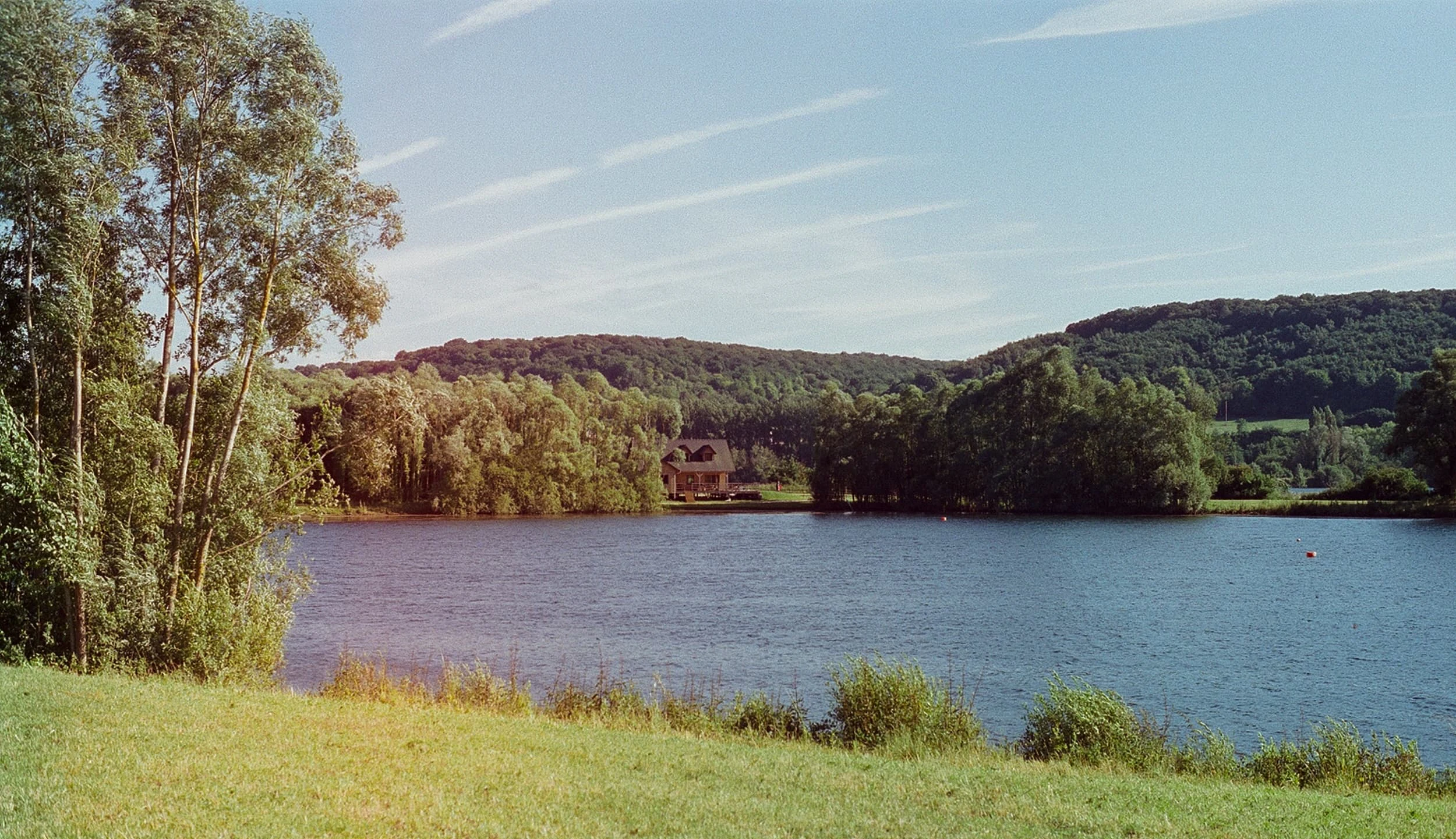 Vue sur la maison candienne sur l'un des étangs du domaine du Lieudieu