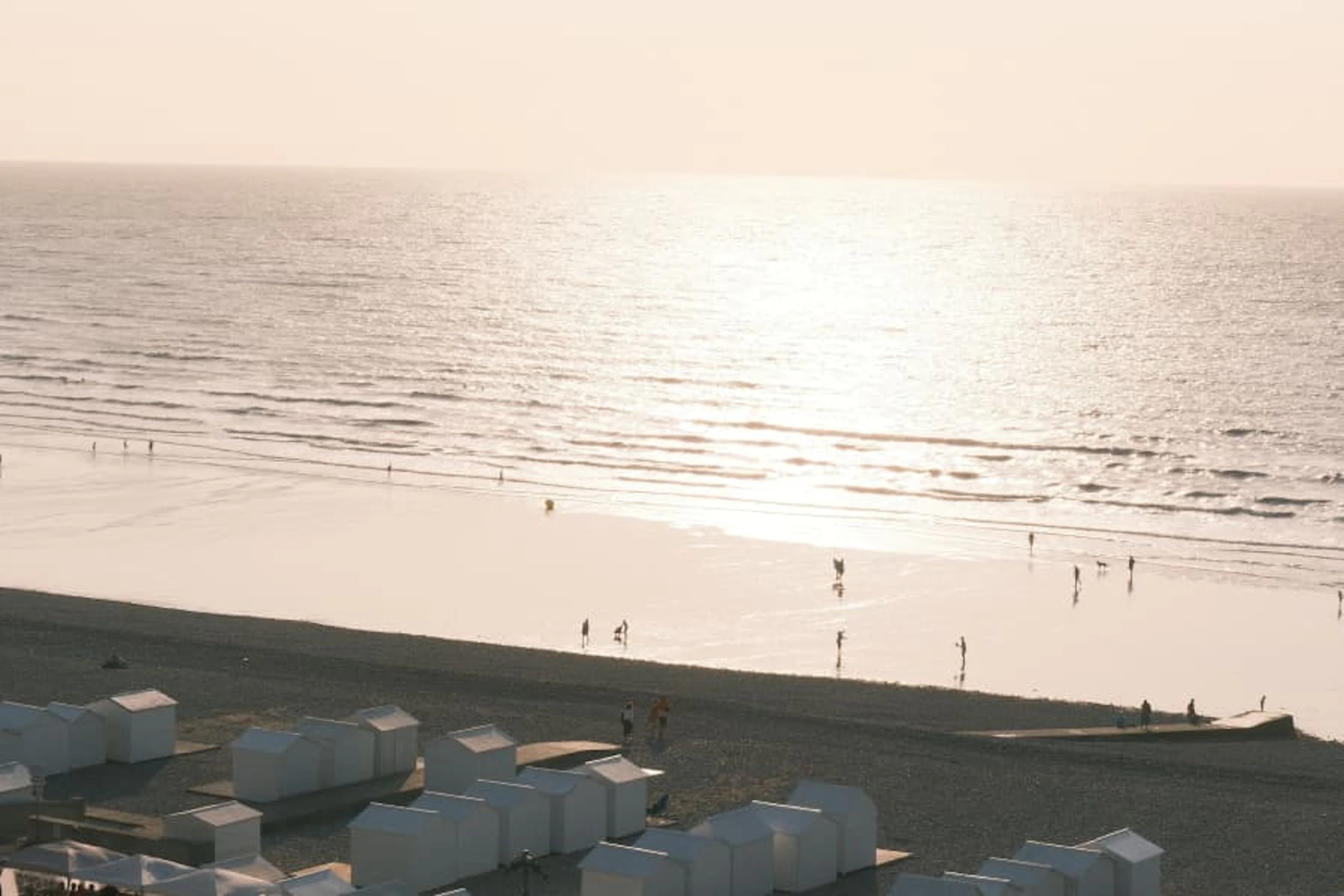 Les cabines de plages de mers les bains au couché de soleil