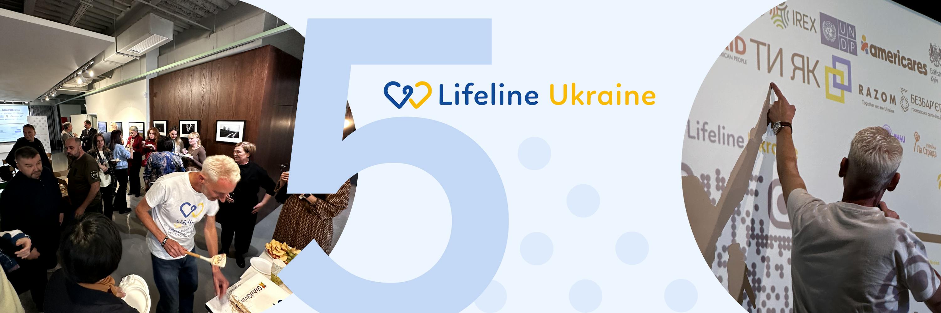 На зображенні є три частини, на першій - фото з заходу 5-річчя проекту LifeLine Ukraine, на другій - логотип LifeLine Ukraine, цифра 5, на третій - Пол Ніланд робить презентацію партнерів