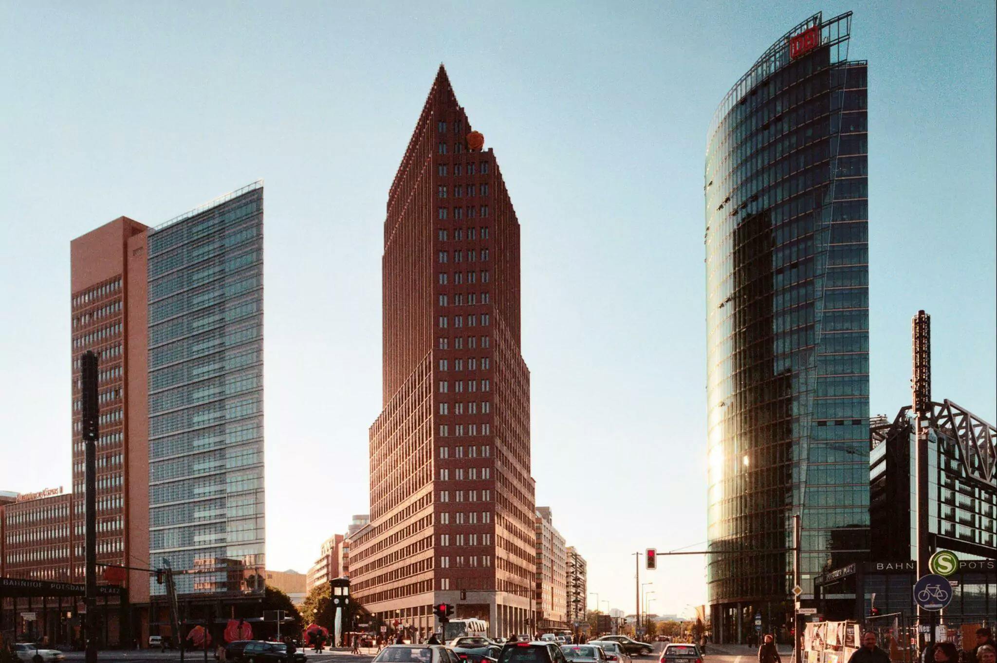 outside-building-of-fastest-elevator