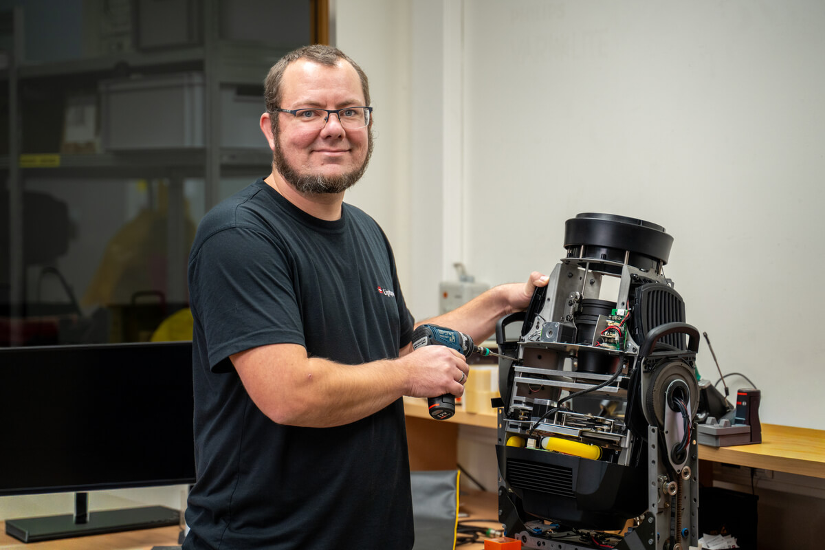 Lightpower Techniker repariert Scheinwerfer im Servicebereich für professionelle Bühnenbeleuchtung