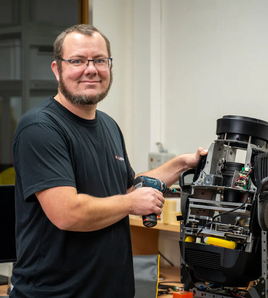 Lightpower Techniker repariert Scheinwerfer im Servicebereich für professionelle Bühnenbeleuchtung