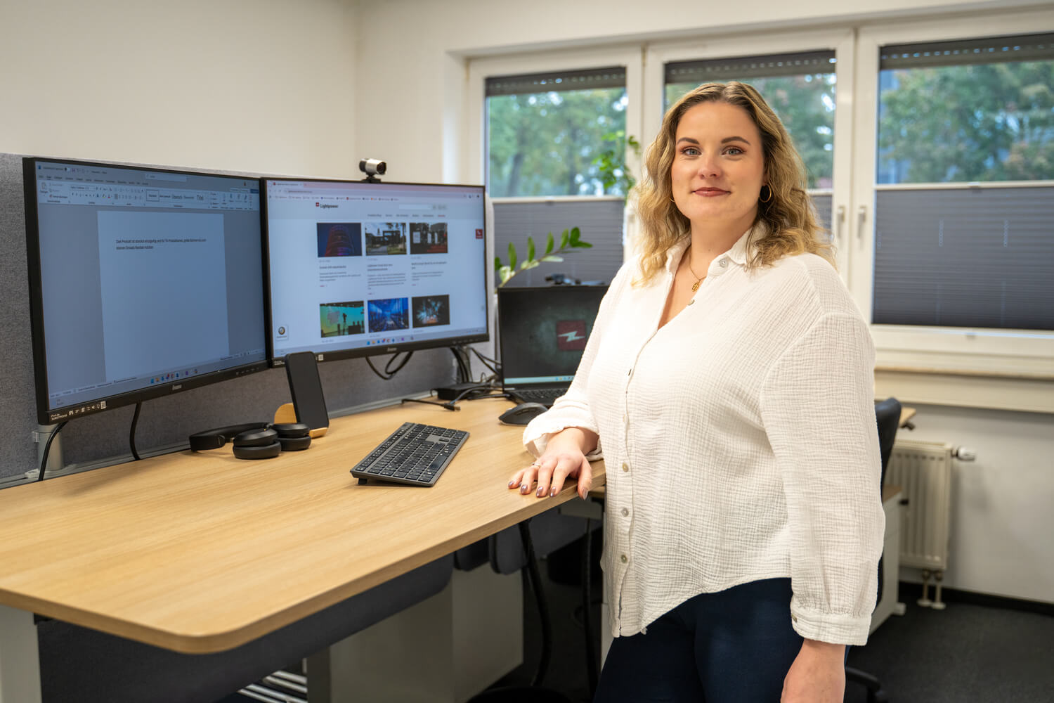 Mitarbeiterin der Lightpower Zentrale am Arbeitsplatz im Bereich Verwaltung und Organisation
