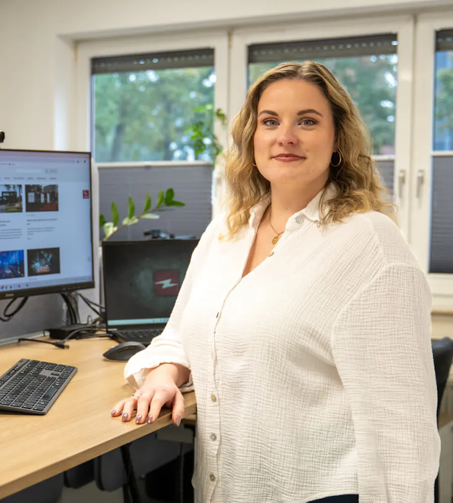 Mitarbeiterin der Lightpower Zentrale am Arbeitsplatz im Bereich Verwaltung und Organisation