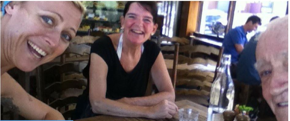 2 people take a selfie in a cafe