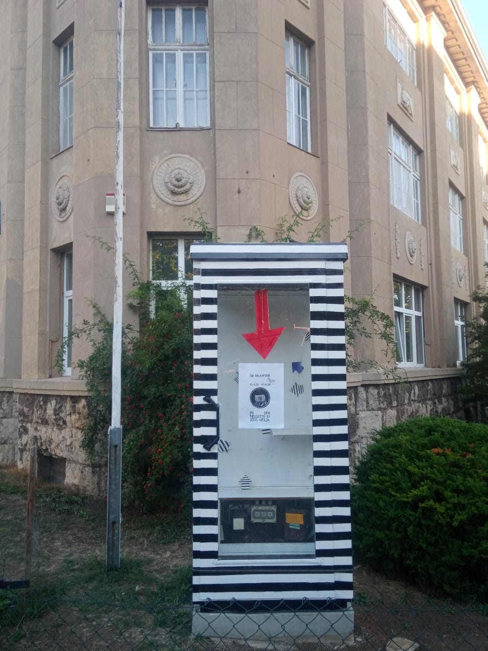 Telefonzelle mit Ausstellungsplakat, Lillian Noack