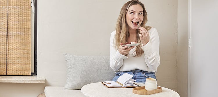 Sfeer beeld vrouw met He Pie gebakje