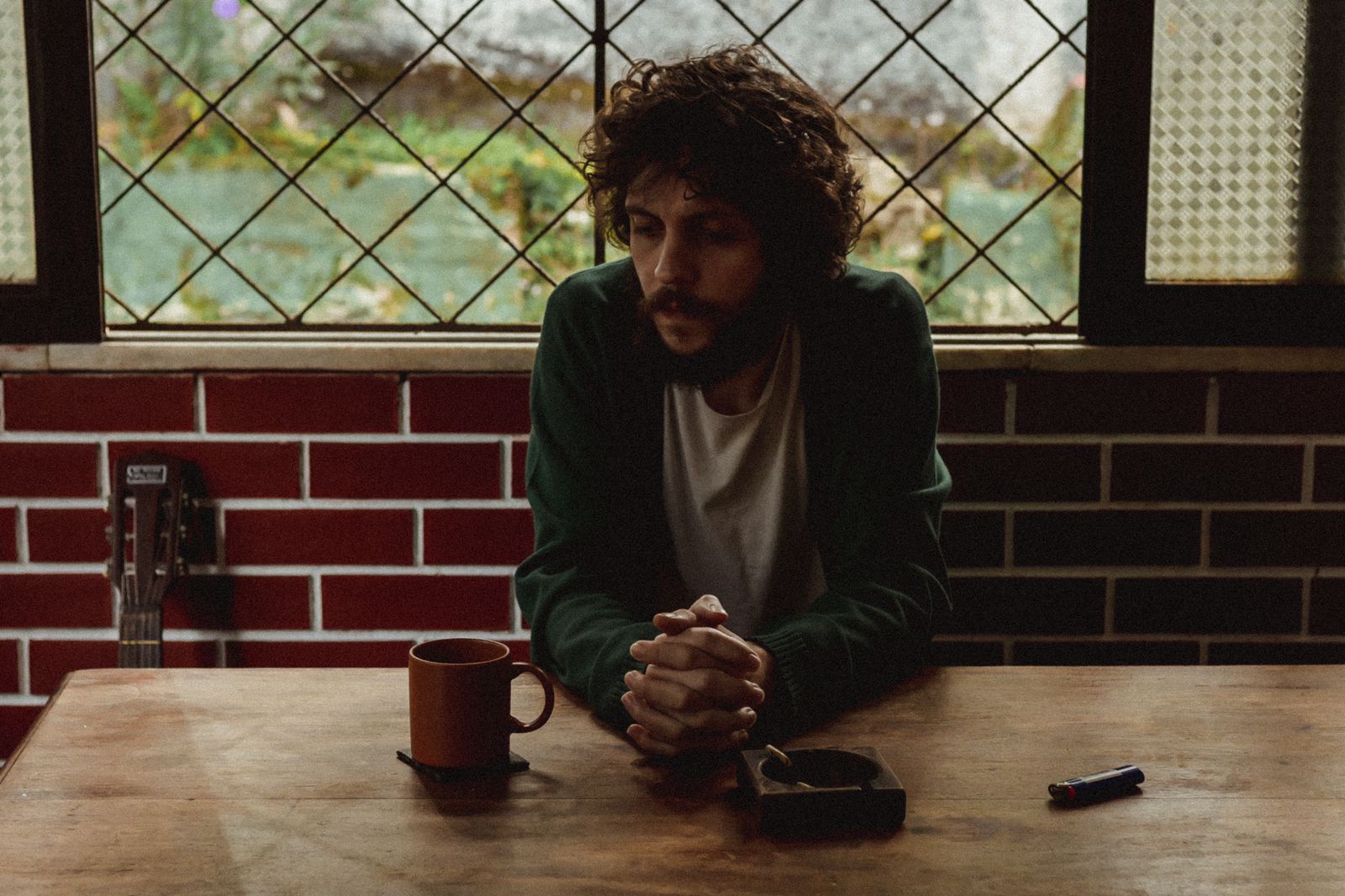 Gabriel Ventura está sentado a mesa, pensativo