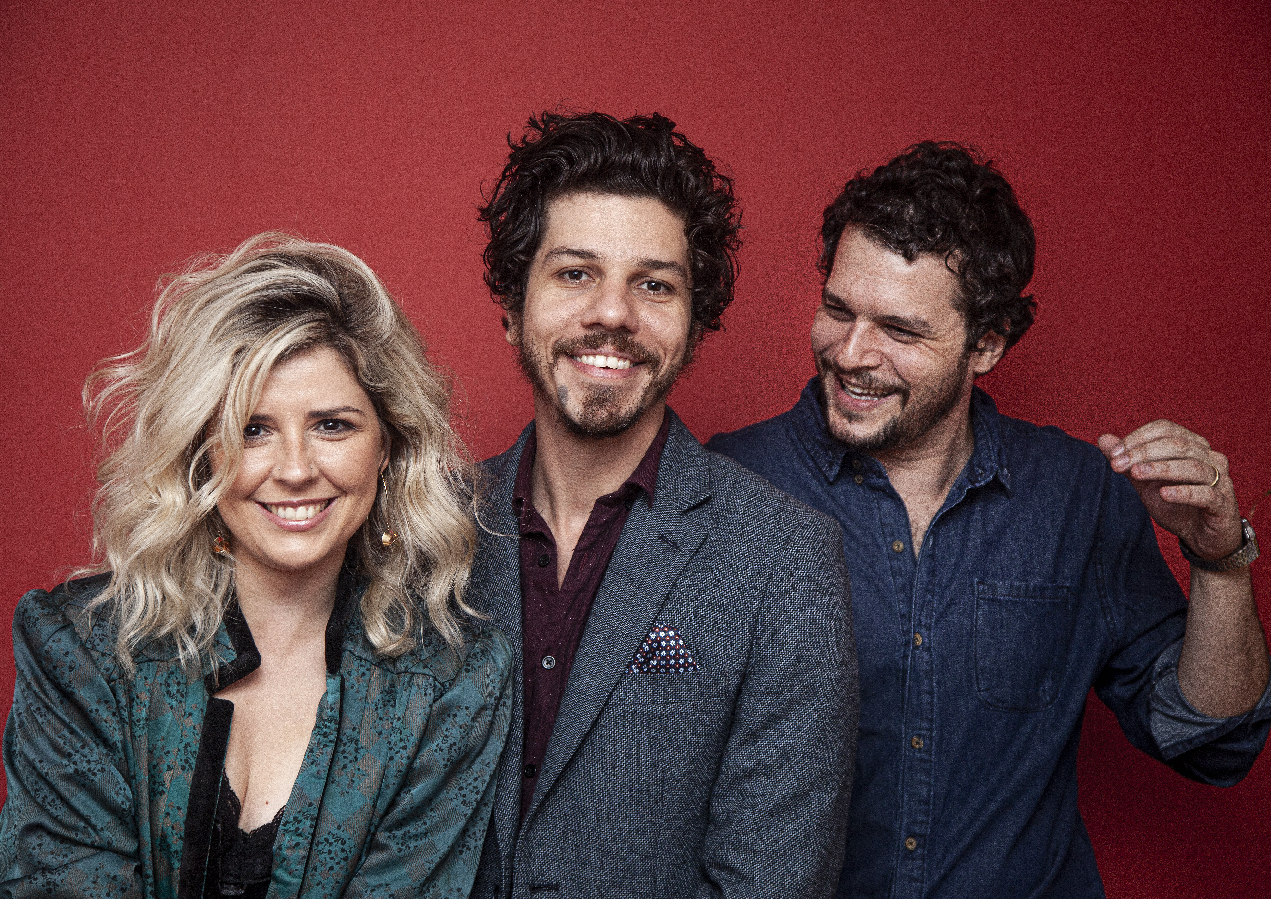 Fernanda, Helio e Reginaldo a frebte de um quadro vermelho