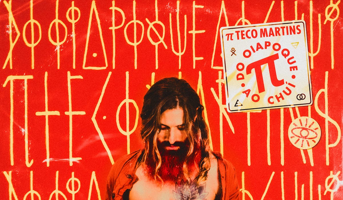 Teco Martins está com uma calça vermelha e uma camisa vermelha aberta, mostrando a barriga. A barba também está pintada de vermelha e, ao fundo, tudo é vermelho com a grafia Do Oiapoque ao Chuí. Esta é a capa do primeiro single do novo álbum do artista.