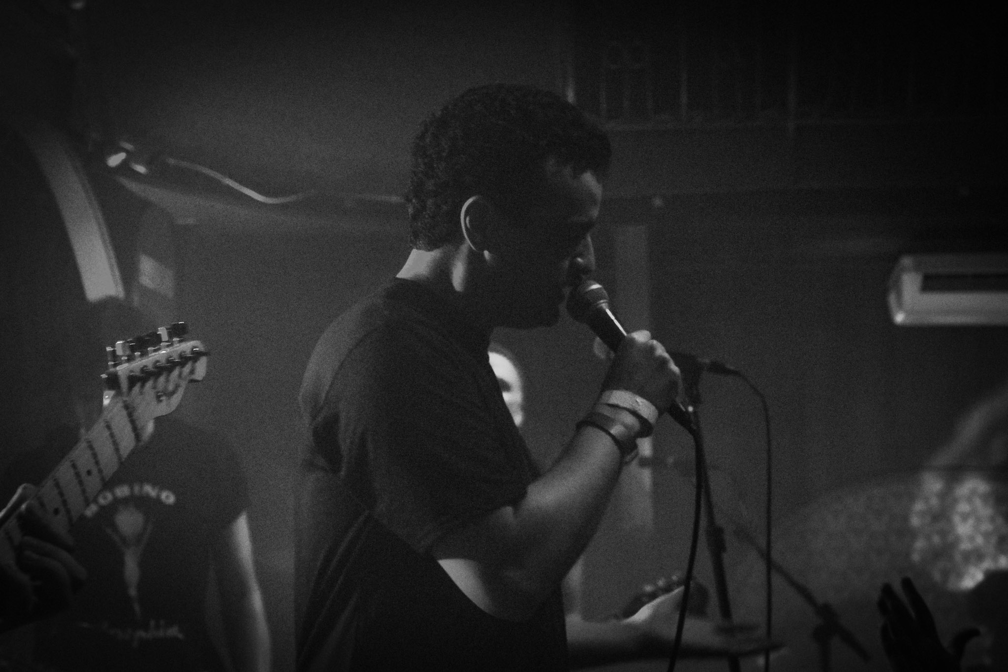 Felipe Aguiar, vocalista da banda gorduratrans, em participação especial 