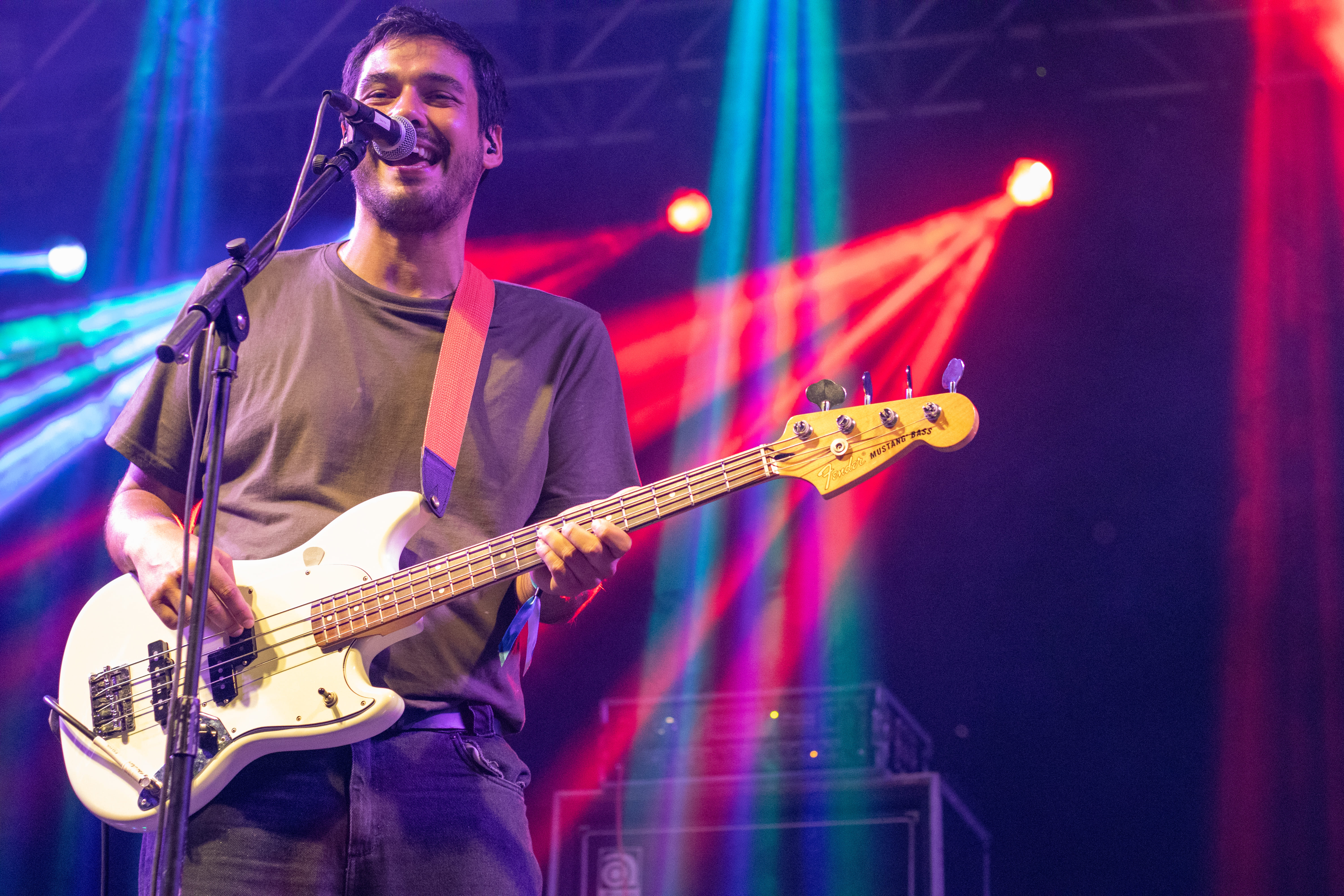 Ale Sater (voz, baixo e violão) da Terno Rei durante apresentação no Kapivara Fest