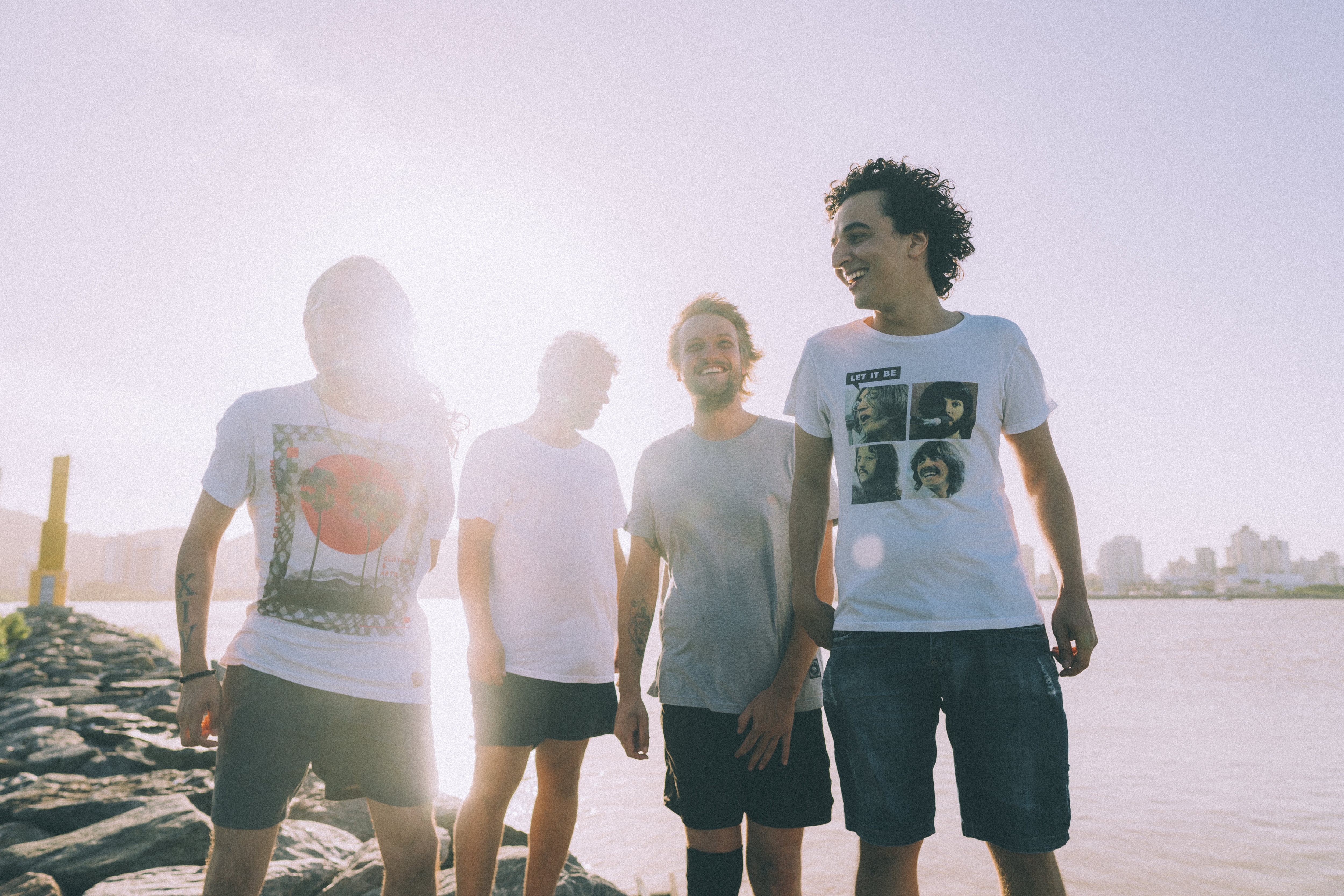 Banda “O Elevador” posa para a câmera a frente do sol