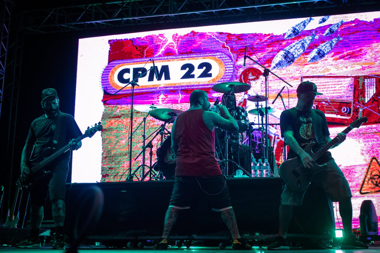 CPM 22 aposta nos clássicos e leva plateia a euforia
